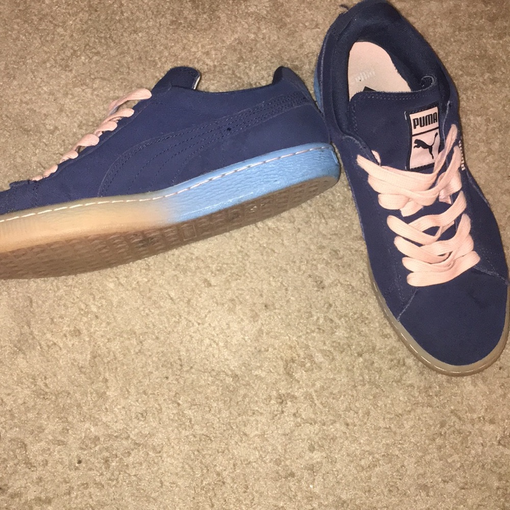 Tennis shoes